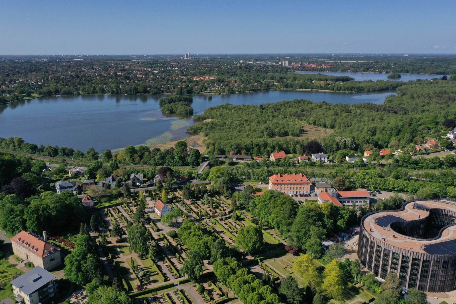 Luftfoto over Lyngby Sø, slotshaven og Kgs. Lyngby en sommerdag